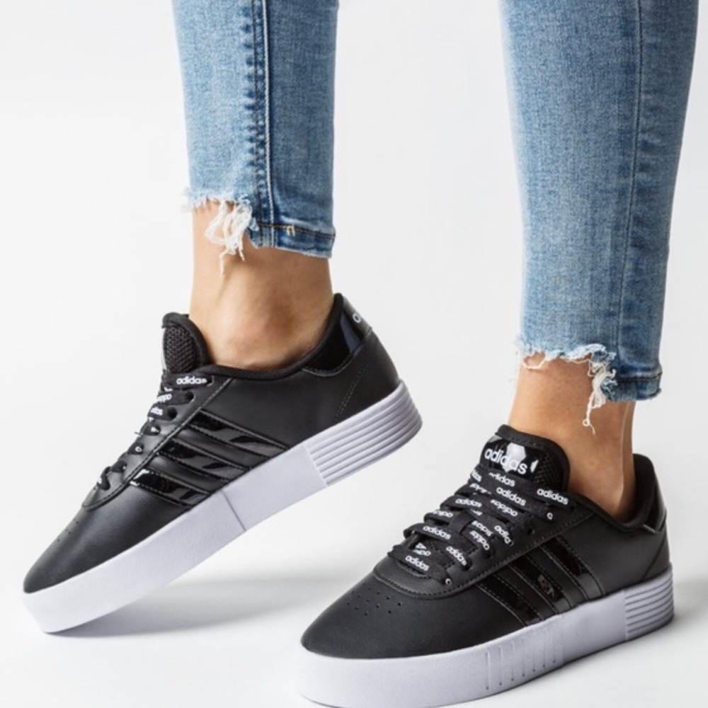 Adidas Court Bold Sneakers Sleek Low-Top Design